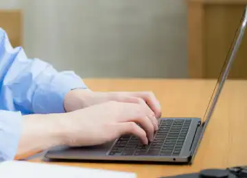 パソコン作業をする会社員の画像