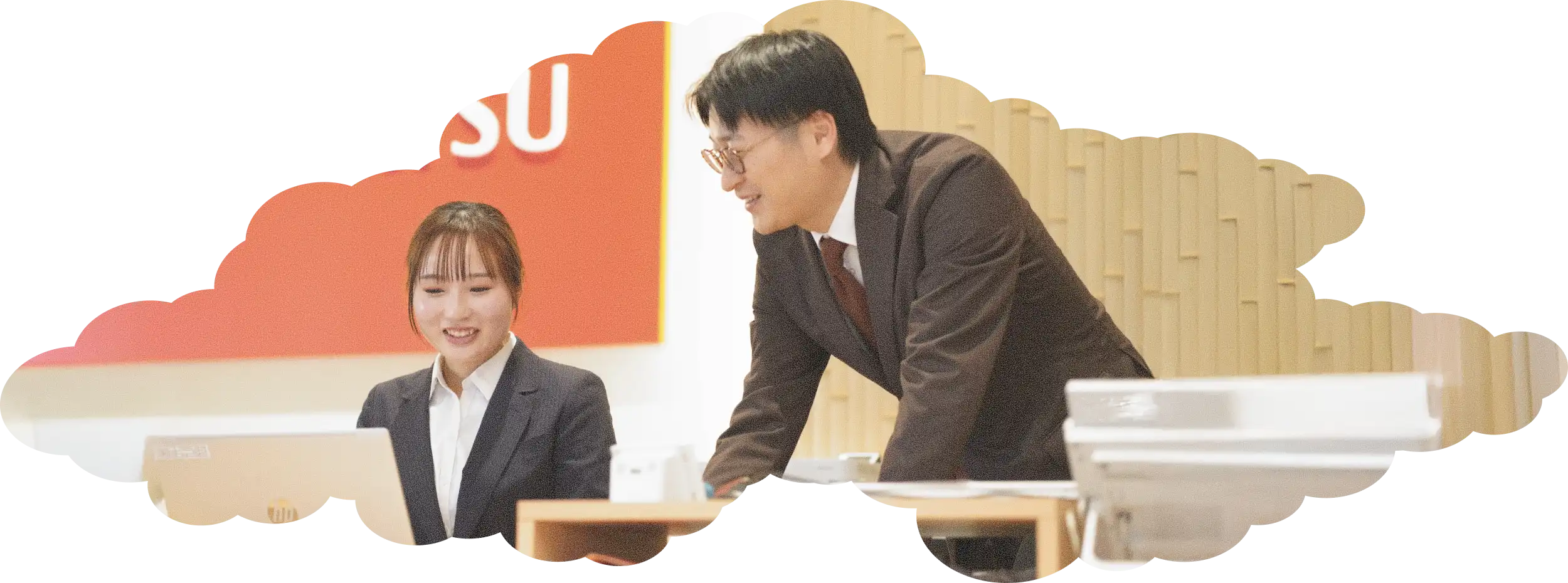上司と相談する女性の画像